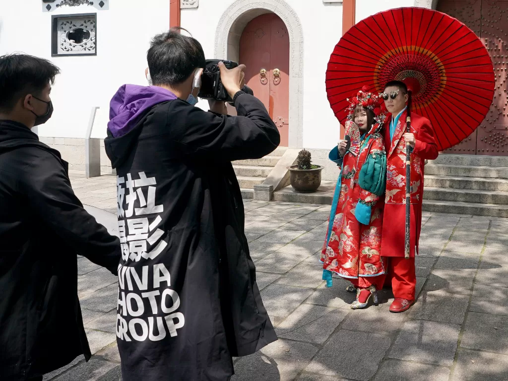 Sepasang calon pengantin berpose dalam sesi foto prewedding di Paviliun Qingchuan, Wuhan, Provinsi Hubei, Tiongkok tengah, pada 12 April 2020. (Xinhua/Wang Yuguo)
