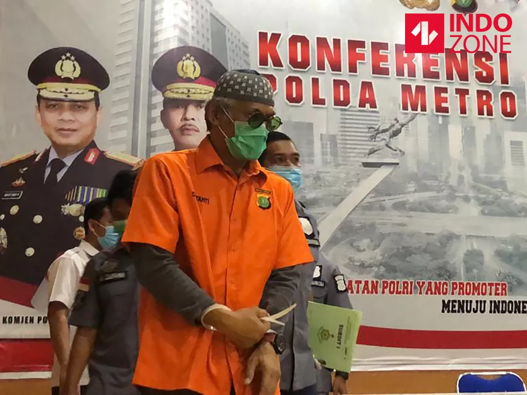 Aktor Tio Pakusadewo dihadirkan polisi saat menggelar rilis narkoba di Polda Metro Jaya, Jakarta, Selasa (14/4/2020). (INDOZONE/Samsudhuha Wildansyah)
