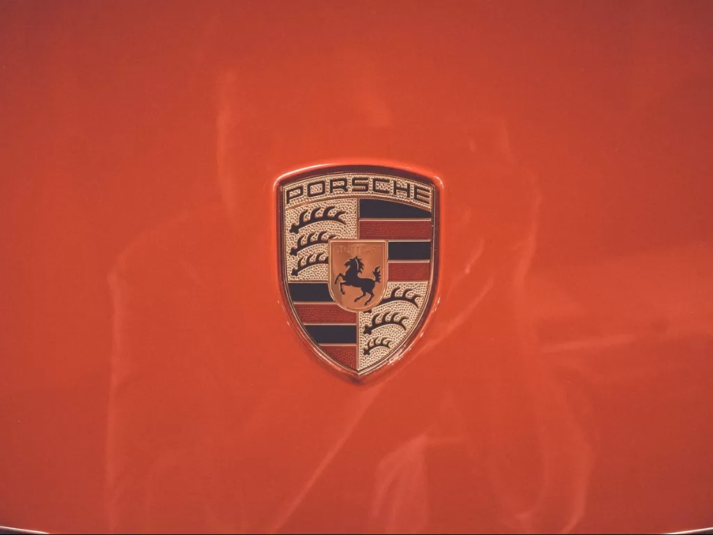 Logo pabrikan Porsche. (Unsplash/NeONBRAND)