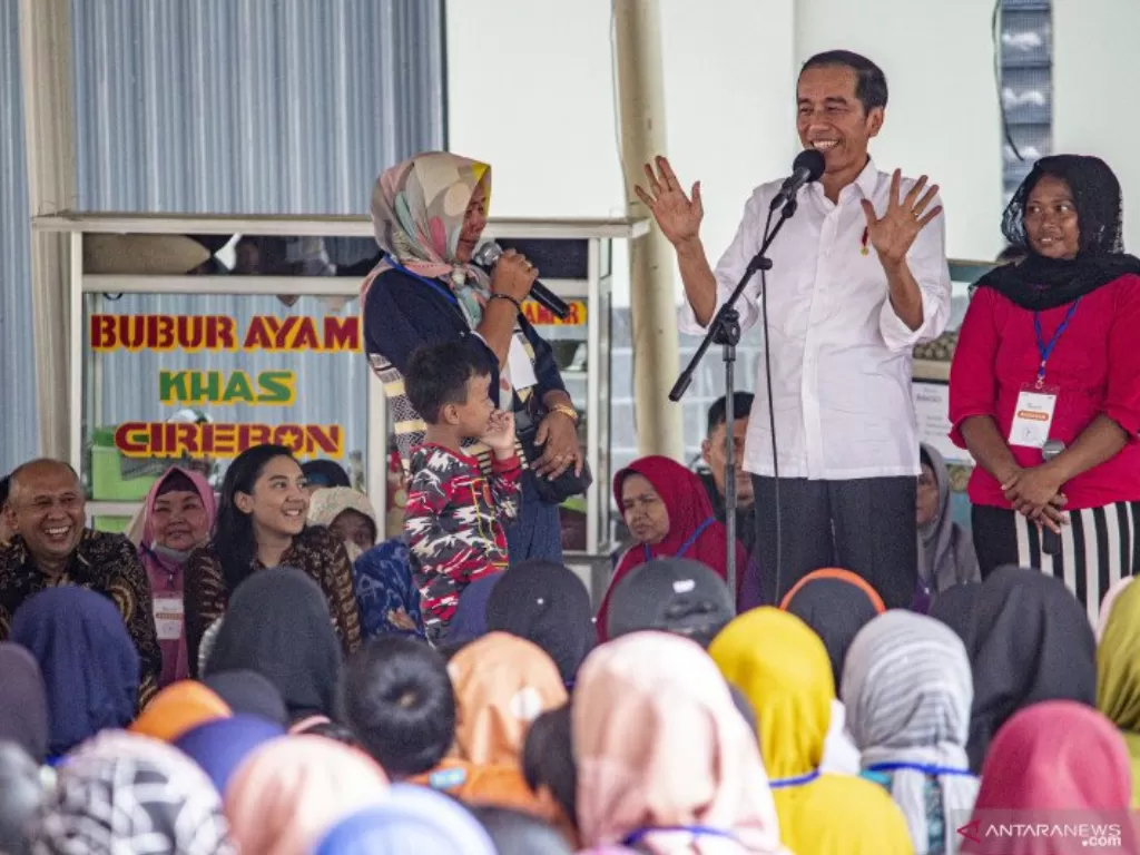 Presiden Joko Widodo berdialog dengan pelaku UMKM di Subang, Jawa Barat. (ANTARA FOTO/M Ibnu Chazar)