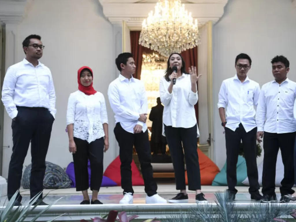 Para staf khusus milenial Presiden Jokowi saat diperkenalkan di Istana Merdeka. (Antara/Wahyu Putro A)
