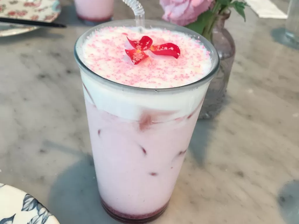 Ilustrasi strawberry milk latte. (Instagram/yh_chloepark)