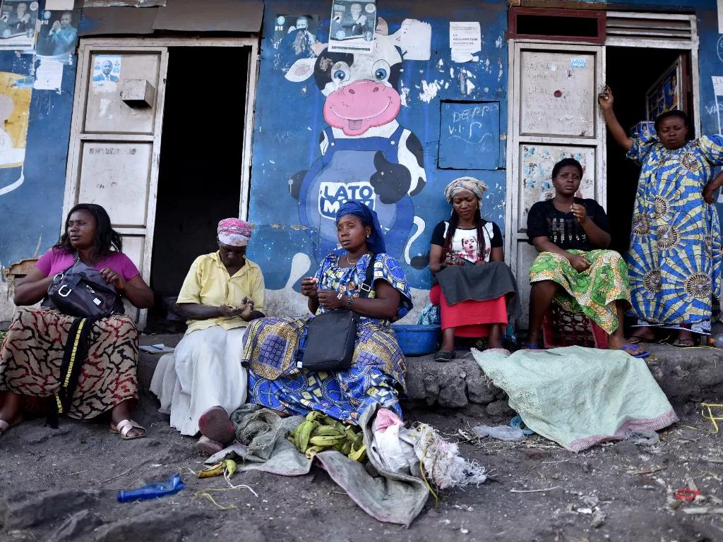 Para pedagang di perbatasan Republik Demokratik Kongo dan Rwanda (REUTERS/Olivia Acland)