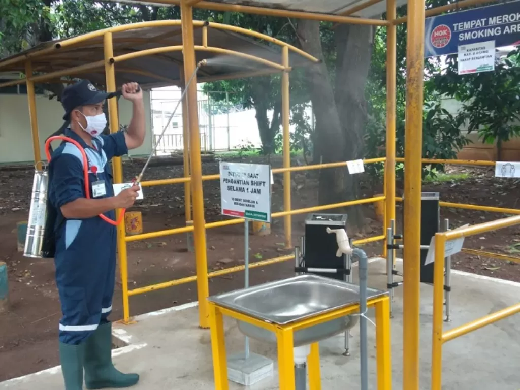 Petugas melakukan penyemprotan disinfektan di pabrik NGK Busi. (Dok. NGK Busi)