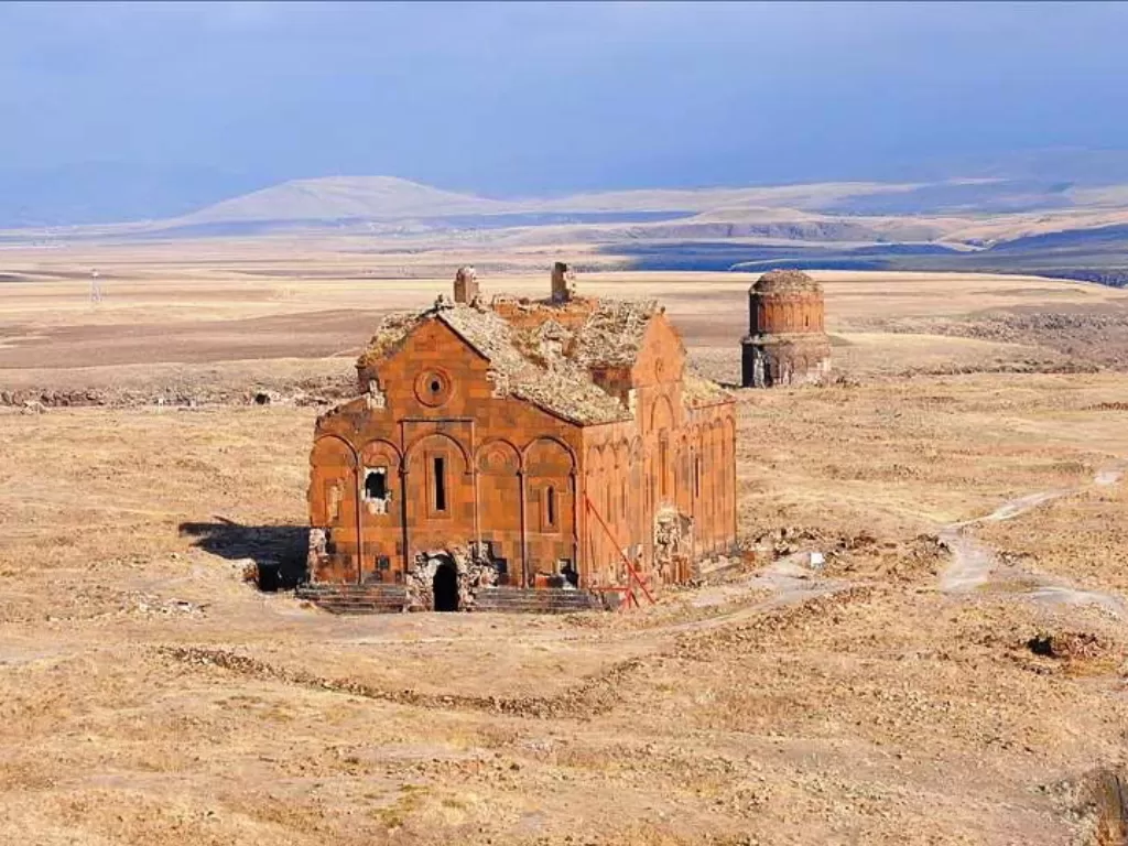 Salah satu reruntuhan gereja di kota Ani, Turki. (Instagram/luvarmenia)