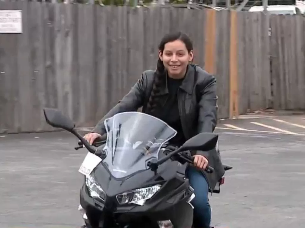 Mercedes Suarez selaku perawat di Texas, Amerika Serikat mendapatkan Kawasaki Ninja 400 setelah Ninja 250 miliknya dicuri. (rideapart.com)
