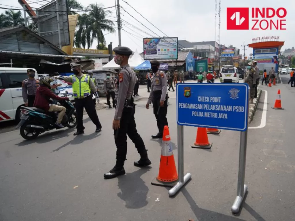 Ilustrasi petugas mengimbau pengguna kendaraan bermotor saat menertibkan PSBB. (Foto: INDOZONE/Arya Manggala)