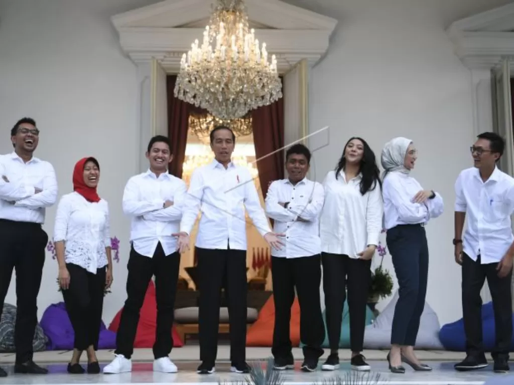 Presiden Jokowi bersama para staf khusus milenial (ANTARA)