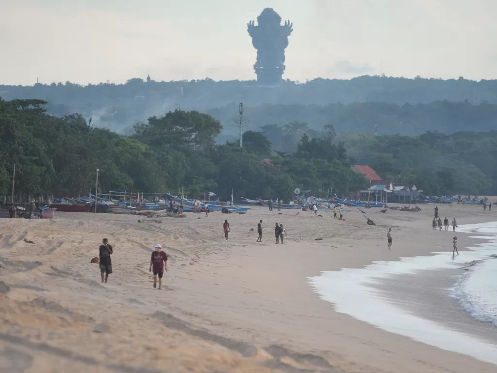 Sejumlah wisatawan berada di kawasan Pantai Kedonganan, Badung, Bali, saat pandemi virus corona (Covid-19). (ANTARA/Fikri Yusuf)