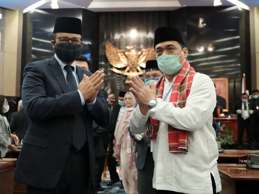 Gubernur DKI Jakarta Anies Baswedan (kiri) didampingi Wakil Gubernur DKI Jakarta terpilih Ahmad Riza Patria (kanan). (Foto: ANTARA/Deka Wira S/wpa/wsj)