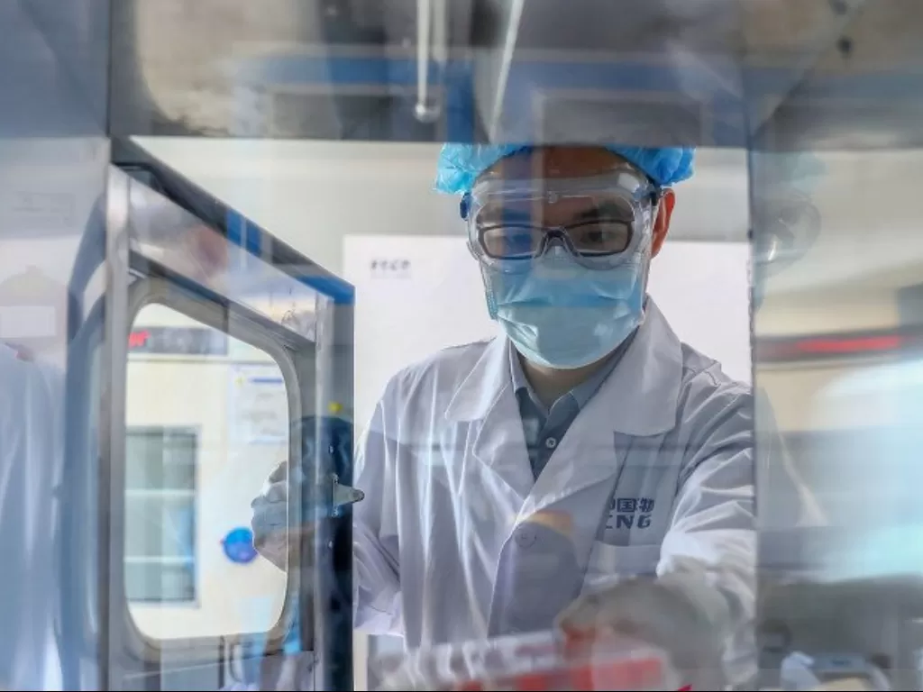Seorang anggota staf mengambil sampel vaksin Covid-19 nonaktif di sebuah pabrik produksi vaksin milik China National Pharmaceutical Group (Sinopharm) di Beijing, China. (ANTARA/Xinhua/Zhang Yuwei)