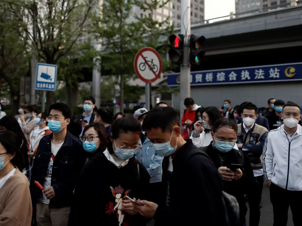Warga di Beijing, Tiongkok, menggunakan masker sebagai pencegahan virus corona (REUTERS/Thomas Peter)