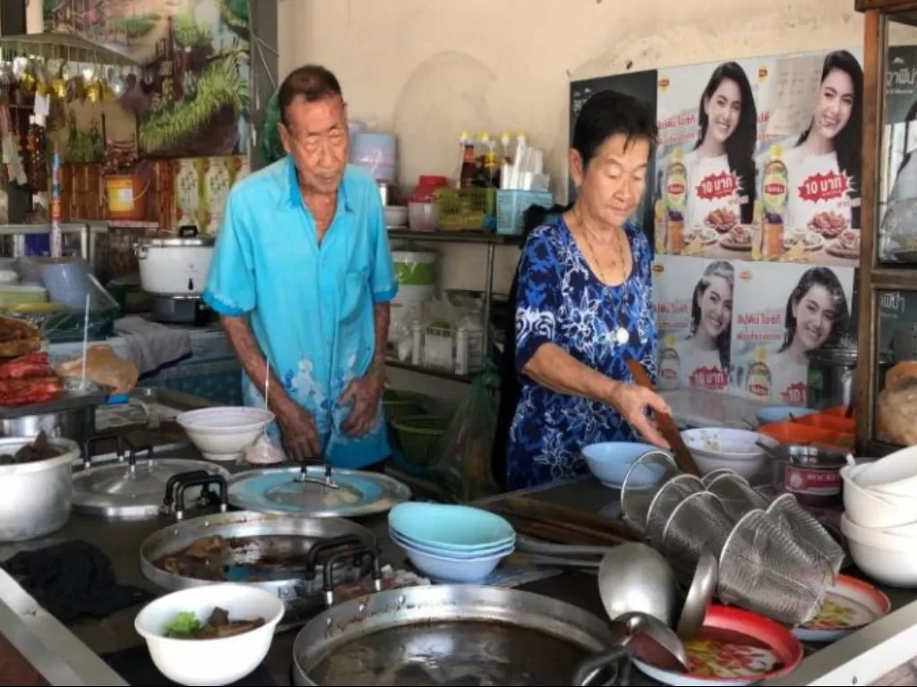 Penjual mie di Thailand yang sumbangkan tabungannya untuk membeli alat tes corona. (dailynews)