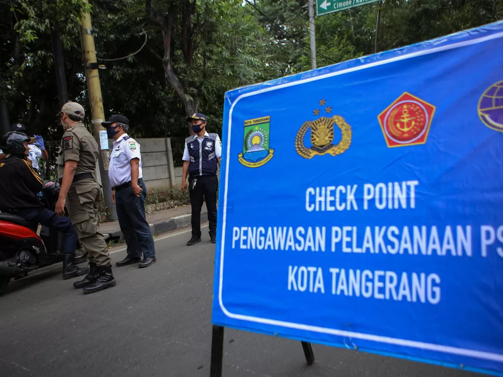 Petugas gabungan memberikan sosialisasi penerapan PSBB kepada pengendara di jalan M.H Thamrin, Cikokol, Kota Tangerang, Banten, Rabu (15/4/2020). (ANTARA/Fauzan)