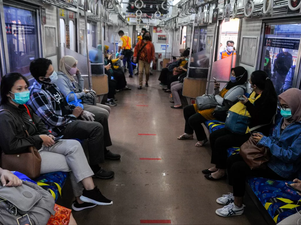 Sejumlah penumpang menaiki Kereta Rel Listrik (KRL) Commuter Line menuju Jakarta di stasiun Bekasi, Jawa Barat, Rabu (15/4/2020). (Photo/ANTARA FOTO/Fakhri Hermansyah)
