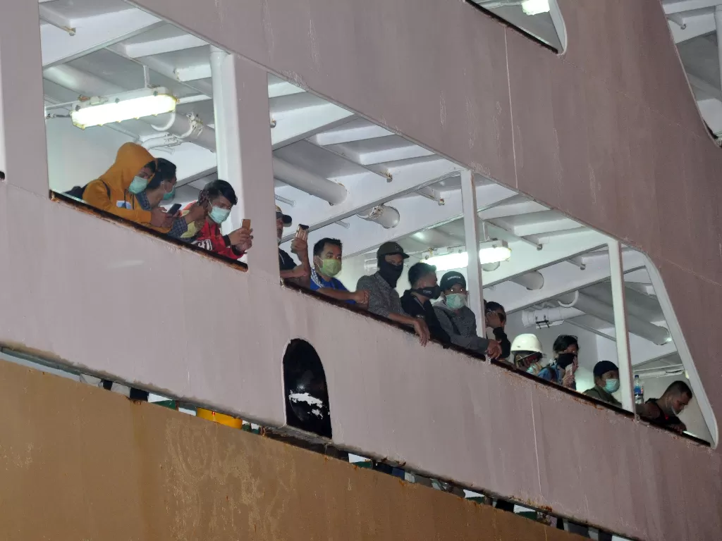 Ilustrasi penumpang kapal berada di KM Kelud. (Foto ANTARA/Septianda Perdanafoc)