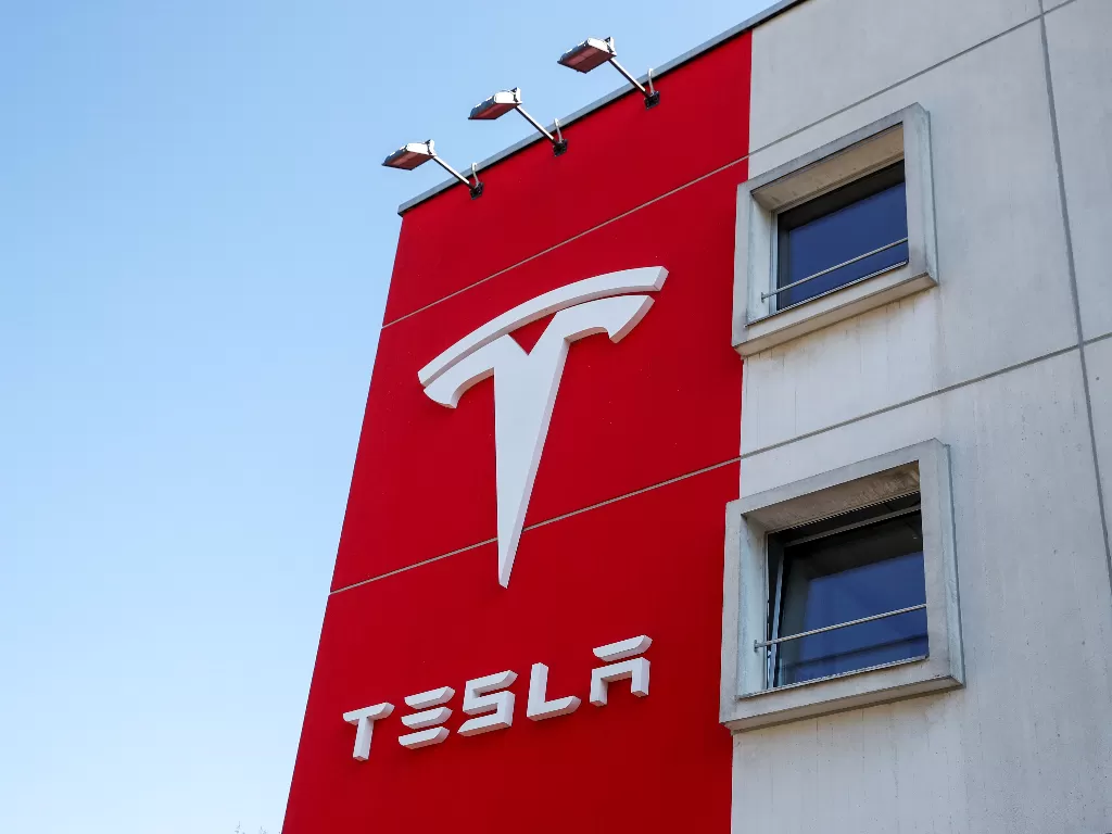 Logo pabrikan Tesla. (REUTERS/ARND WIEGMANN)