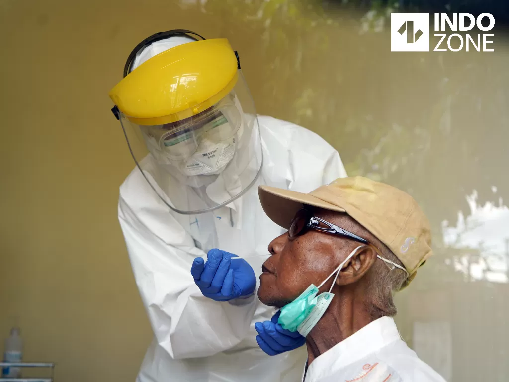 Petugas Ahli Teknologi Laboratorium Medik melakukan Tes Swab melalui mulut dan hidung di gedung Laboratorium Kesehatan Daerah Kota Depok, Jawa Barat, Senin (6/4/2020). (INDOZONE/Arya Manggala) 