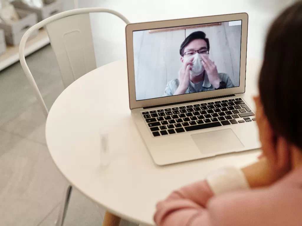 Ilustrasi video call (Pexels/Edward Jenner)