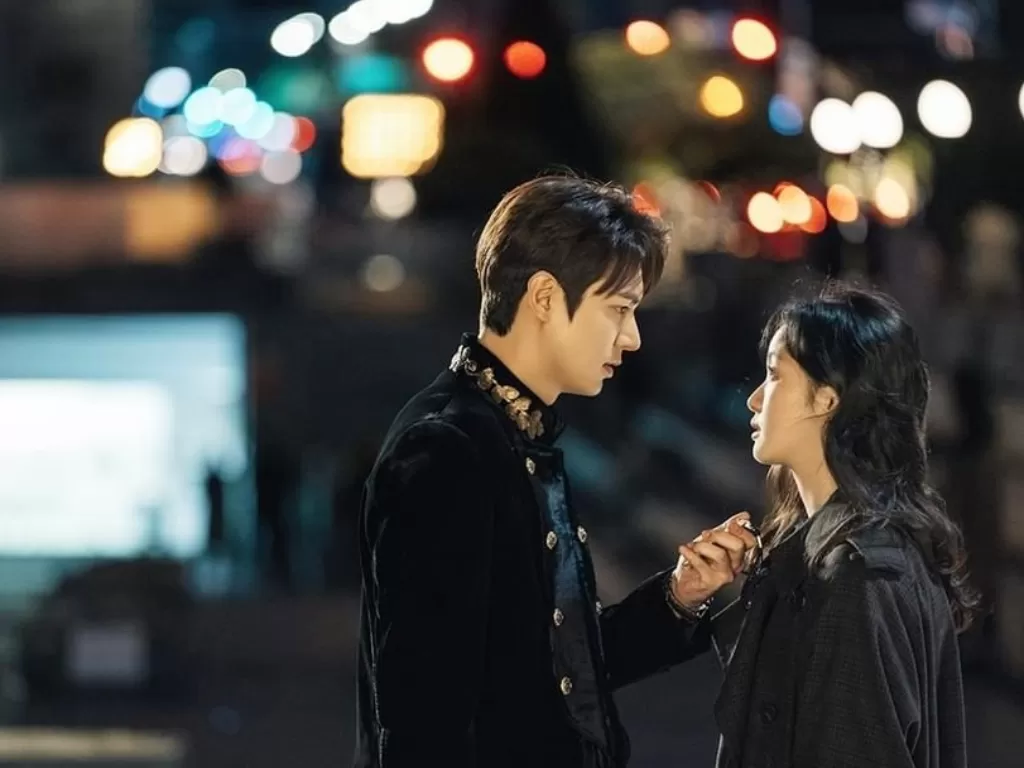 Lee Min-Ho and Kim Go-eun dalam The King: Youngwonui Gunjoo (2020). (IMDb)