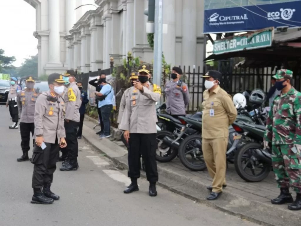 Kapolresta Tangerang, Banten, Kombes Pol Ade Ary Syam Indradi memeriksa kesiapan petugas Satlantas dalam pencegahan Covid-19 dari enam titik cek point di perbatasan. (ANTARA/Humas Polresta Tangerang)