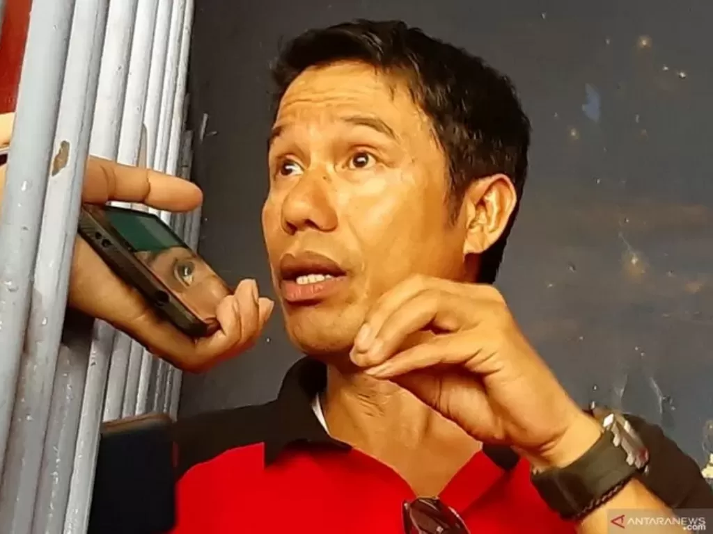 Anggota Komite Eksekutif (Exco) PSSI Yunus Nusi memberikan keterangan kepada media di Stadion Brawijaya, Kediri, Jawa Timur, Sabtu (22/6). (Antara/Michael Siahaan)