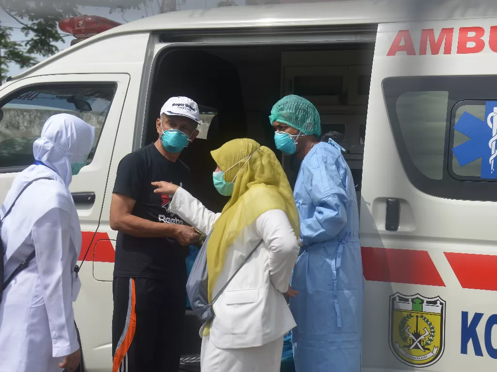 Seorang pasien positif Covid-19 yang dinyatakan sembuh bersiap dipulangkan dari Rumah Sakit Zainal Abidin, Banda Aceh. (ANTARA/Ampelsa)