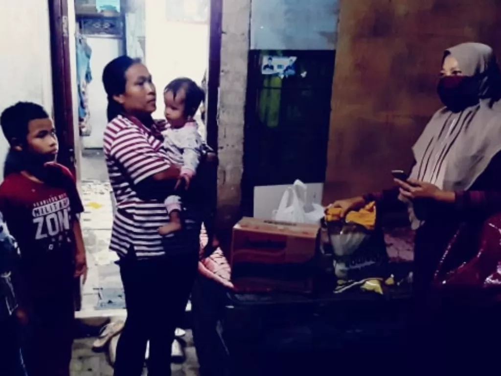 Dinas Sosial Kota Serang saat memberi bantuan sembako kepada keluarga Yuli. (photo/Dok. Dinas Sosial Serang)