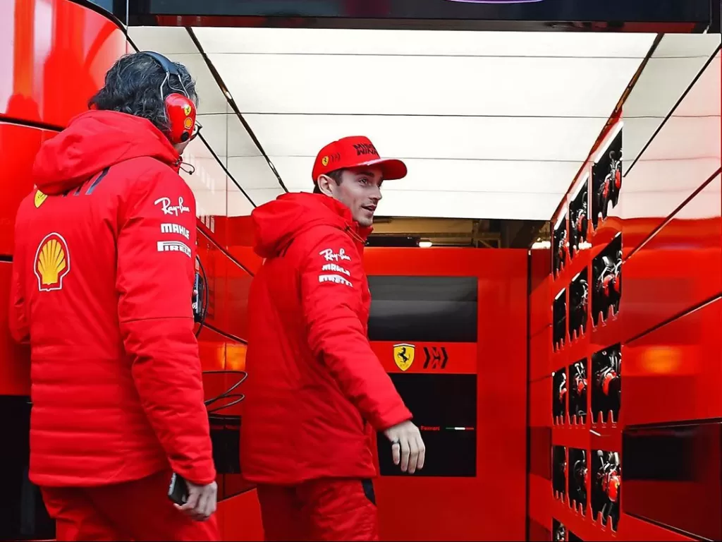 Pembalap tim Ferrari, Charles Leclerc bersama anggota kru Ferrari. (Instagram/@charles_leclerc)