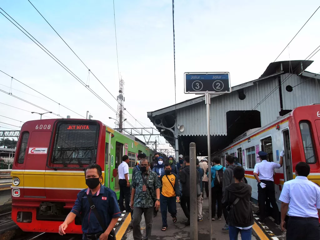 Sejumlah penumpang berjalan di dekat gerbong KRL Commuter Line di Stasiun Bogor, Jawa Barat, di hari pertama PSBB di Bogor, Jawa Barat. (ANTARA/Arif Firmansyah)