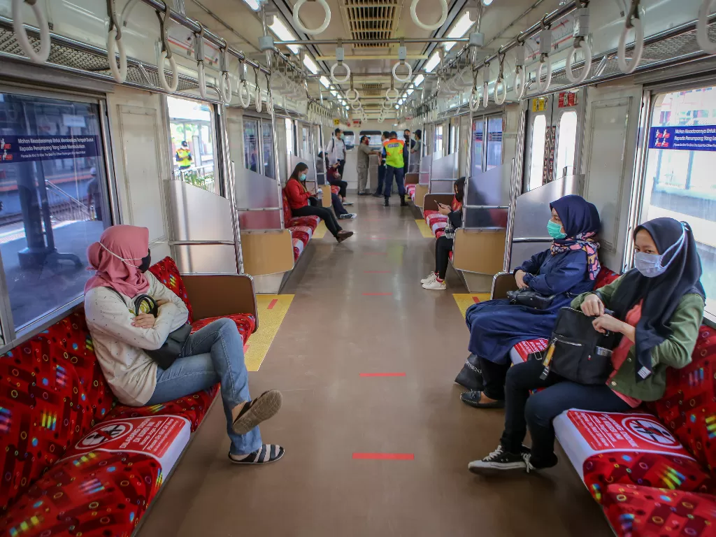 Sejumlah penumpang duduk di dalam rangkaian KRL di Stasiun Tangerang, Banten, Sabtu (18/4/2020). (ANTARA FOTO/Fauzan)