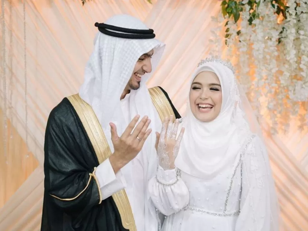 Vebby Palwinta menikah dengan Razi Bawazier yang disebut sebagai pangeran Arab. (Instagram/weddingdesignbogor)