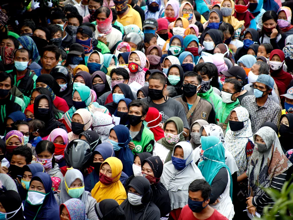 Warga Bogor saat mengantre untuk dapat sembako di depan kantor Baznas. (ANTARA FOTO/Yulius Satria Wijaya)