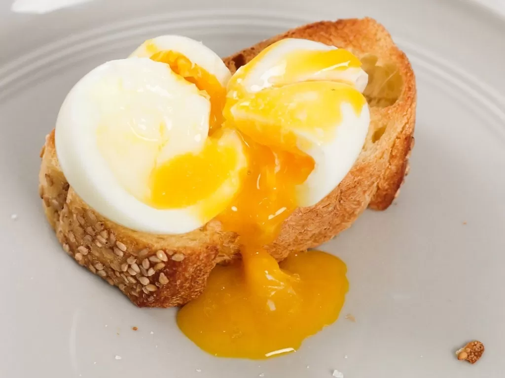 Ilustrasi telur setengah matang (eatthis.com)