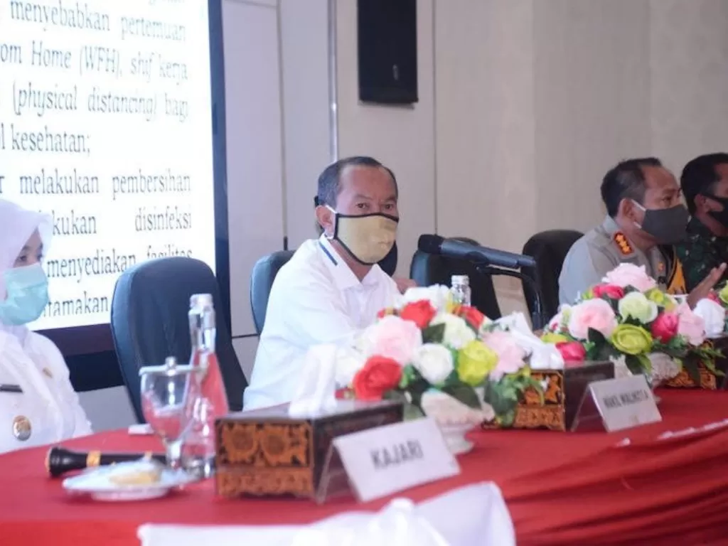 Wali Kota Palembang Harnojoyo memimpin rapat persiapan PSBB di Palembang, Selasa (21/4/2020). (ANTARA)