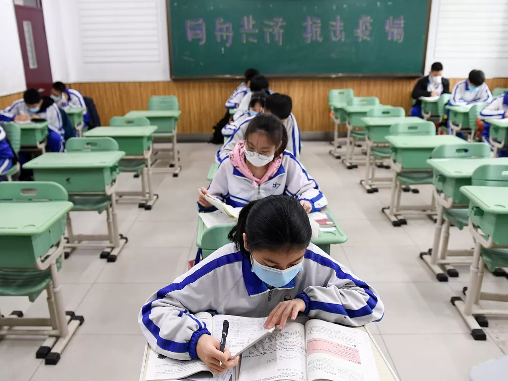 Para murid belajar di ruang kelas di Sekolah Menengah Pertama No. 87 di Changchun, Provinsi Jilin, Tiongkok timur laut, pada 20 April 2020. (Xinhua/Yan Linyun)