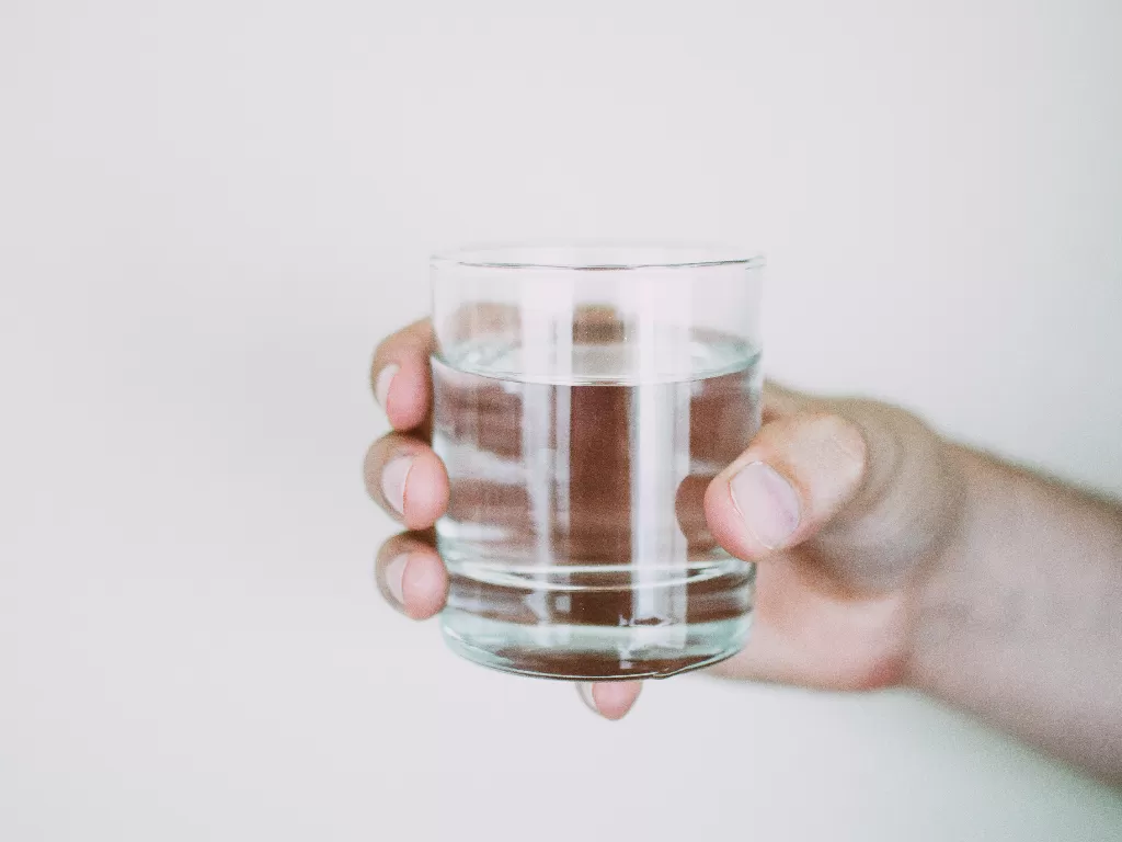 Minum air putih (Pexels/Lisa Fotios)