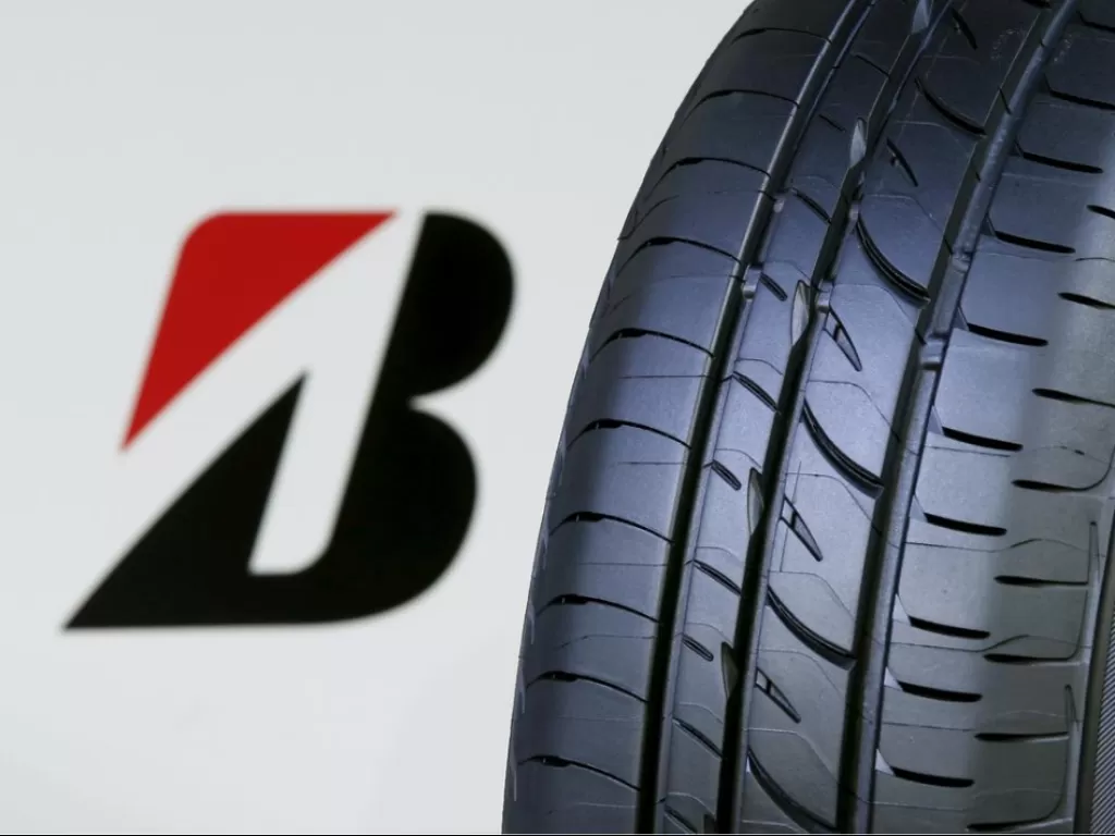 Logo Bridgestone dan ban buatannya. (REUTERS/Toru Hanai)