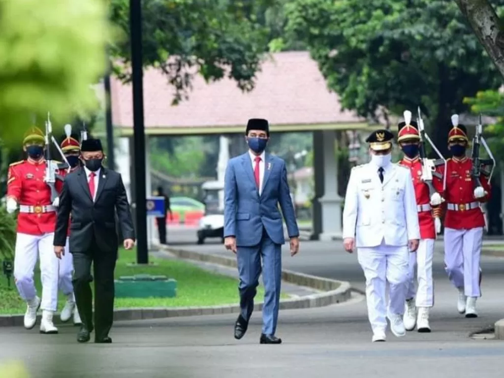 Presiden Joko Widodo (Jokowi) bersama dengan staffnya. (Instagram/@jokowi)