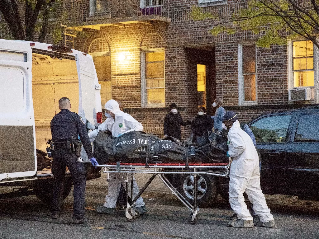 Petugas mengangkut jenazah diduga terinfeksi virus corona di Brooklyn (REUTERS/Lucas Jackson)