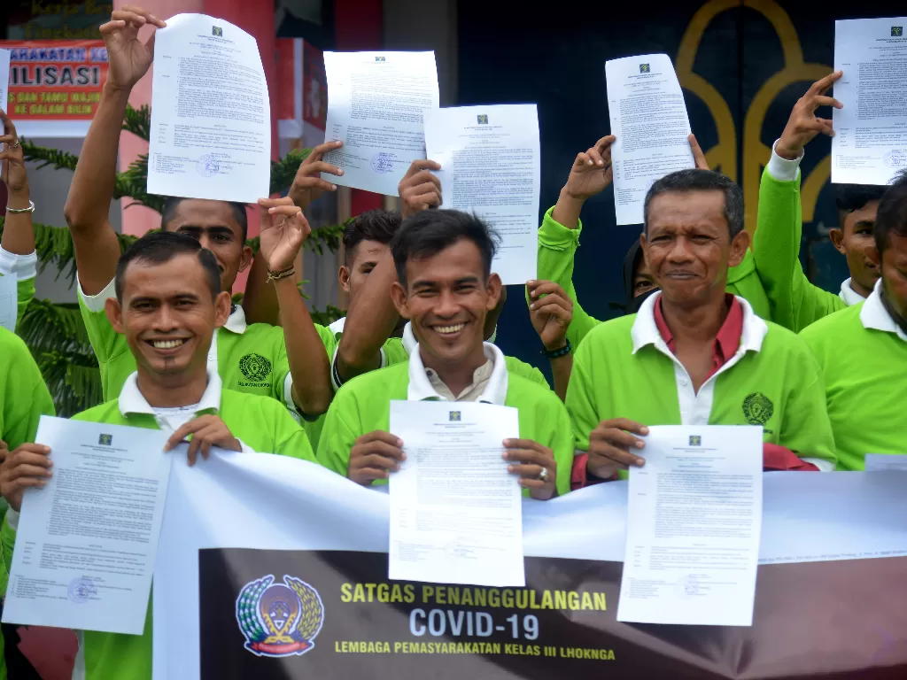 Sejumlah napi memperlihatkan surat pembebasan mareka di Lembaga Permasyarakatan Kelas -III Lhoknga, Kabupaten Aceh Besar, Aceh, Senin (6/4/2020). (ANTARA FOTO/Ampelsa)