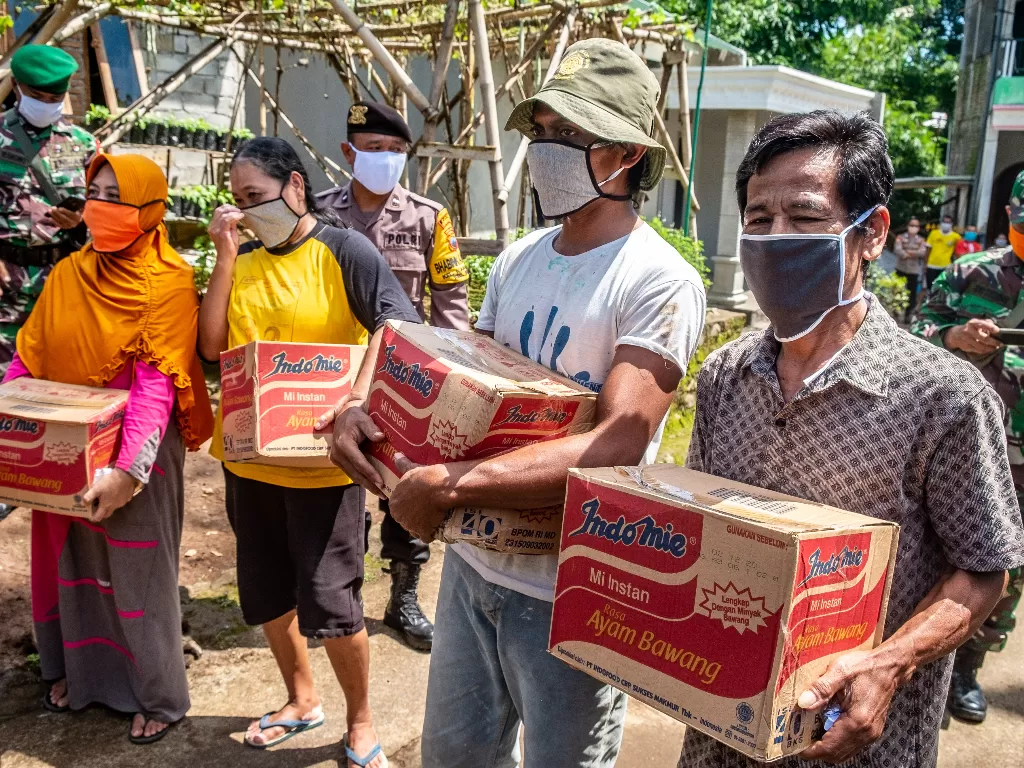 Ilustrasi warga yang menerima bantuan sosial (bansos) di Jakarta. (ANTARA FOTO/Aji Styawan).