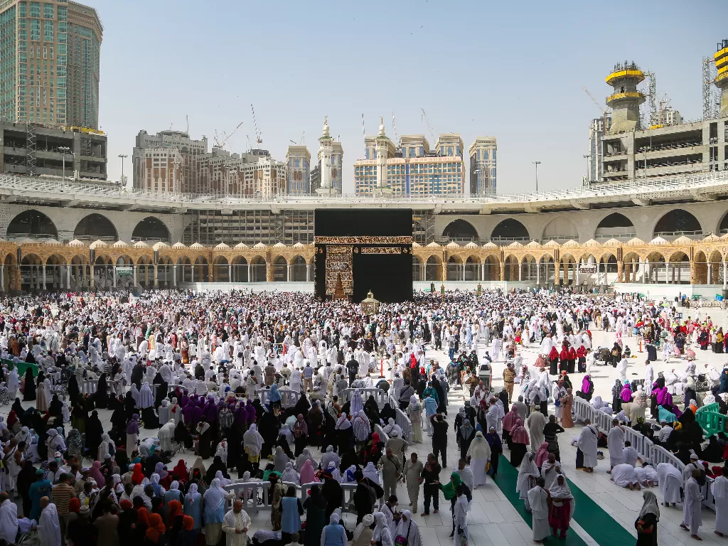 Umat Muslim memakai masker pelindung, menyusul penularan virus korona baru, saat mereka beribadah di Ka'bah di Mesjid Raya, kota suci Mekah, Arab Saudi. (ANTARA/REUTERS/Ganoo Essa)