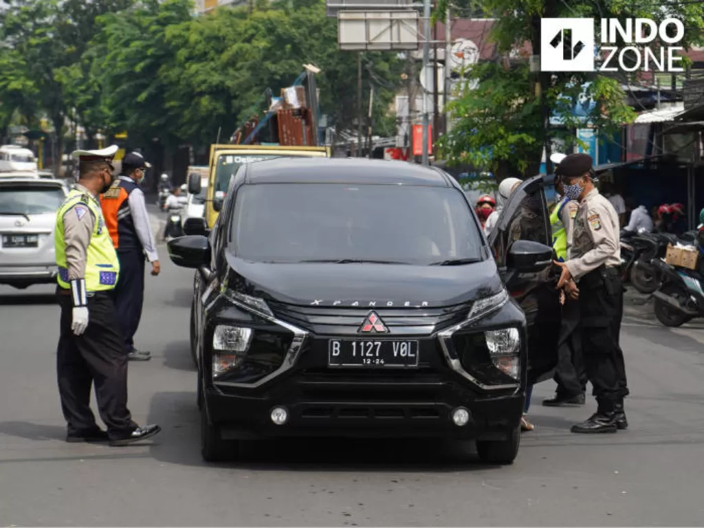 Petugas menghimbau pengguna kendaraan bermotor saat melakukan Pengawasan Pelaksanaan PSBB di Jalan Ciledug Raya, Jakarta. (INDOZONE/Arya Manggala)