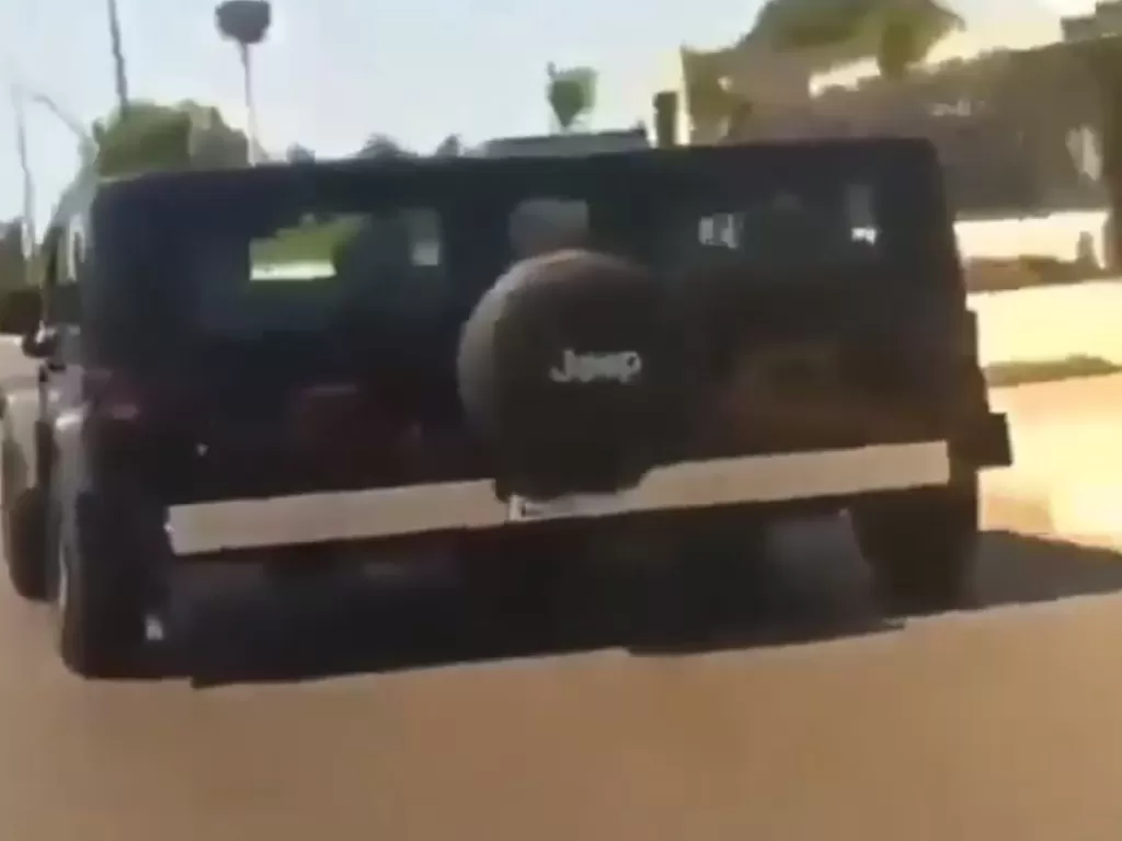 Tampilan dimensi Jeep yang melebar. (SS/Instagram/@carhours)