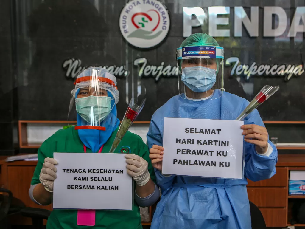  Petugas medis menunjukkan kertas pemberian semangat yang diberikan oleh Komunitas Taman Potret di Rumah Sakit Umum Kota Tangerang, Banten, Selasa (21/4/2020). (ANTARA FOTO/Fauzan)