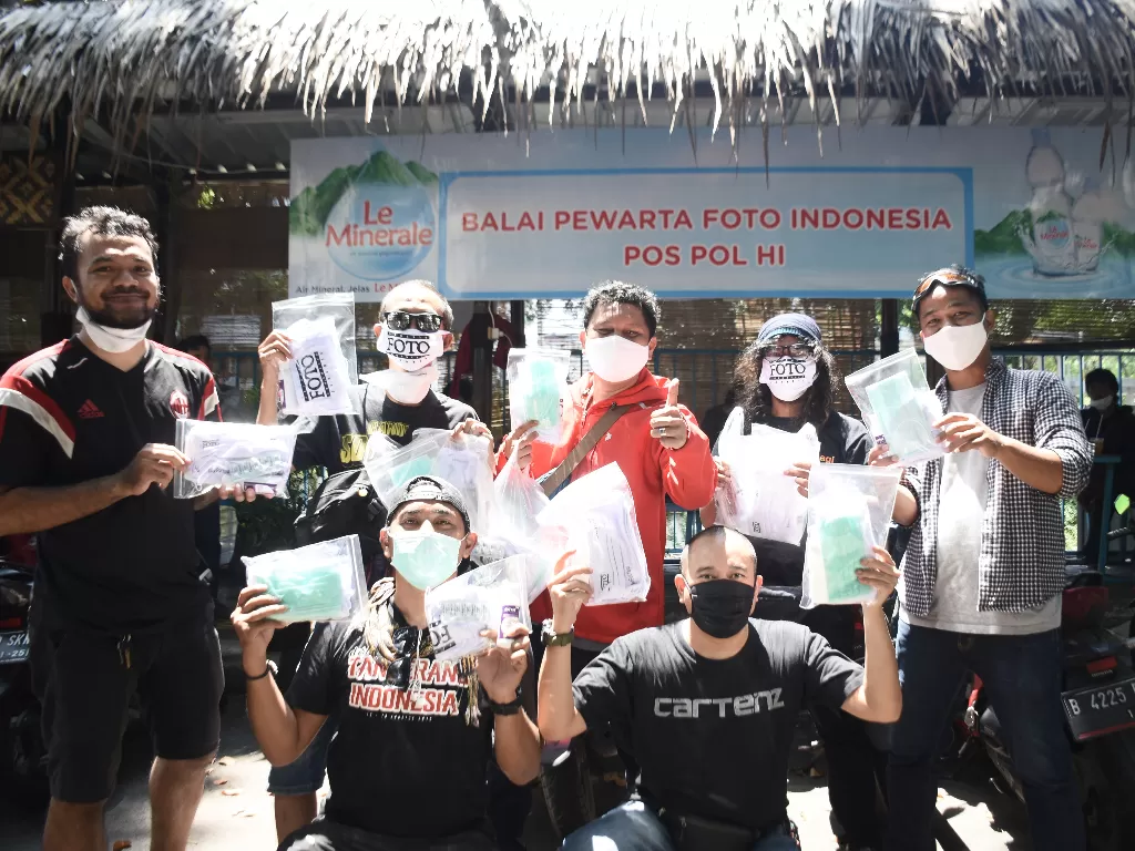 Anggota Pewarta Foto Indonesia Jakarta (PFIJ) menerima paket masker di kawasan Bundaran HI, Jakarta, Rabu (22/4/2020). (Dok. Pewarta Foto Indonesia Jakarta)