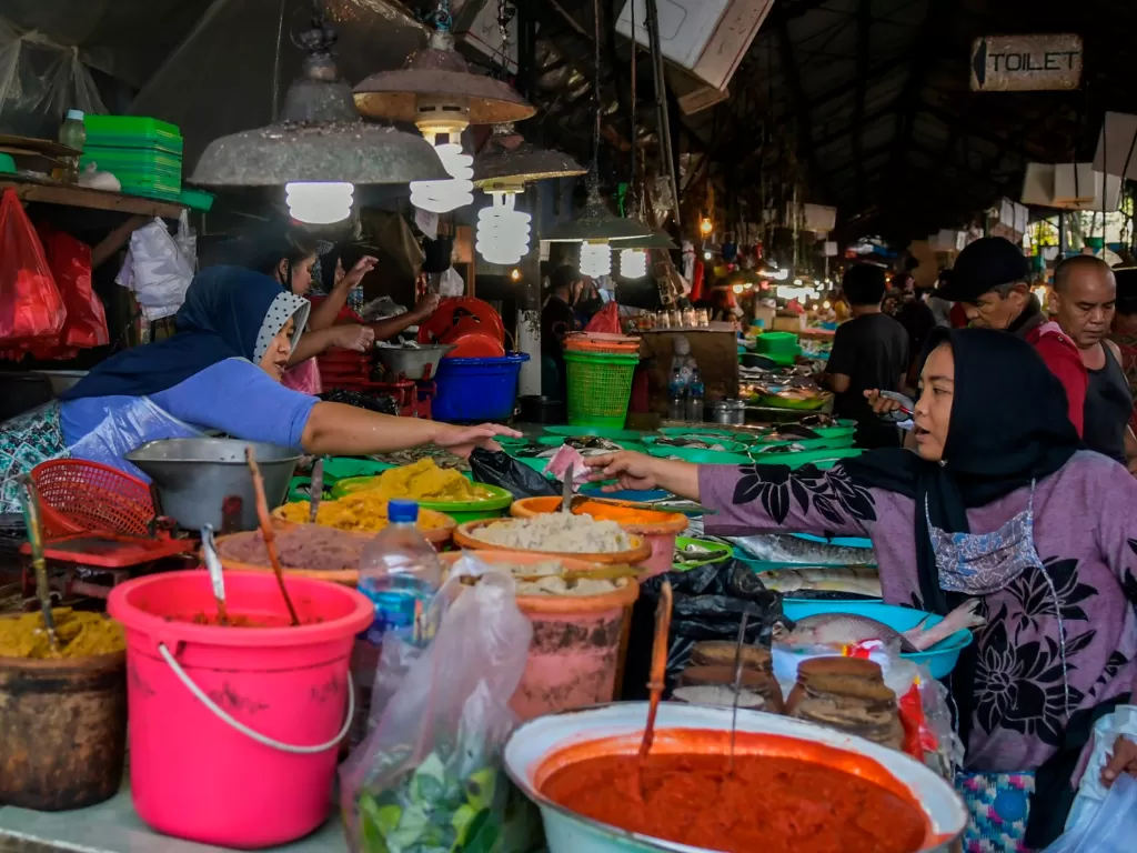 Pedagang melayani pembeli di Pasar Minggu, Jakarta, saat PSBB. (ANTARA/Galih Pradipta)