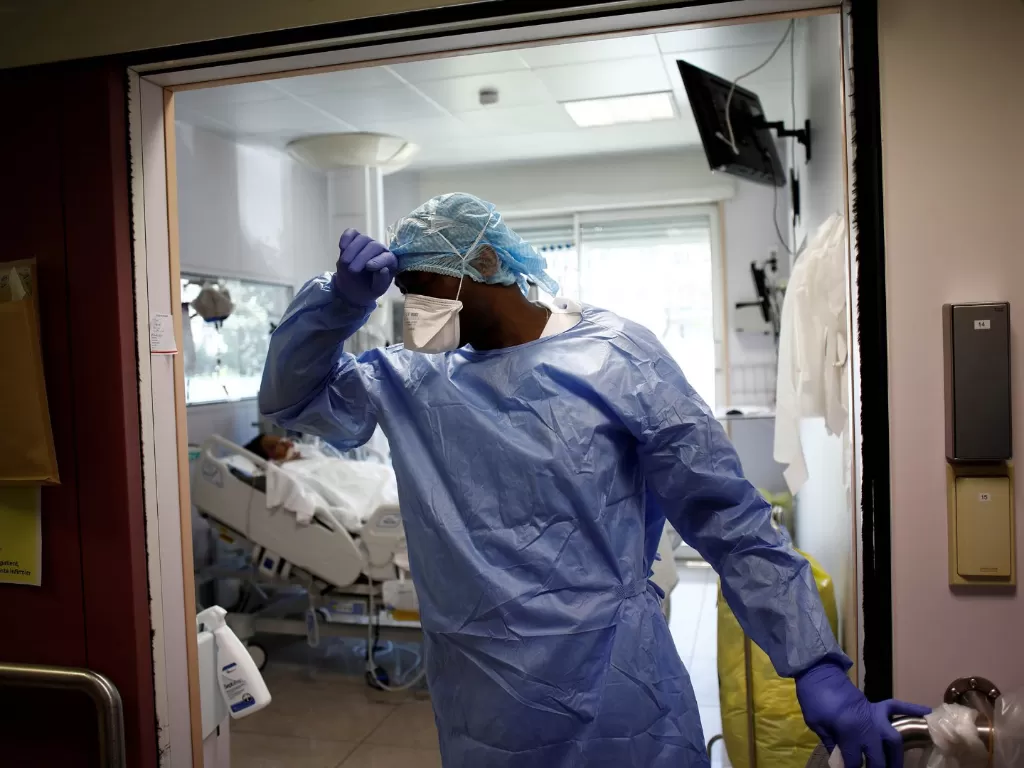 Petugas medis di unit perawatan intensif bagi pasien terinfeksi virus corona (Covid-19) di klinik Ambroise Pare di Neully-sun-Seine dekat Paris, Prancis. (ANTARA/REUTERS/Benoit Tessier)