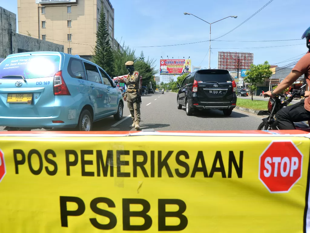 Posko Check Point Pembatasan Sosial Berskala Besar (PSBB) di Air Tawar, Padang, Sumatera Barat, Rabu (22/4/2020).(ANTARA/Iggoy el Fitra)